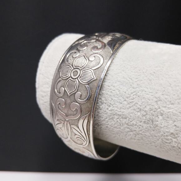 Vintage Silver Tone Cuff Bracelet, Textured Mesh Background, Raised Design - Picture 3 of 10